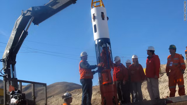 Lồng cứu hộ Phoenix được thiết kế để giải cứu 33 thợ mỏ mắc kẹt trong hầm lò.