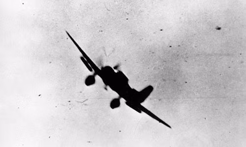Máy bay ném bom Val 99 của Nhật Bản thả một quả bom khoảng 250 kg trong trận chiến.