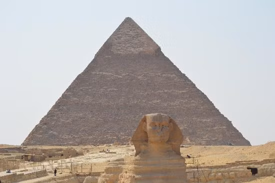 Người Ai Cập thường đặt các tượng nhân sư ở phía trước kim tự tháp ở Giza. Tượng nhân sư có cơ thể là của sư tử và phần đầu là của một pharaoh.