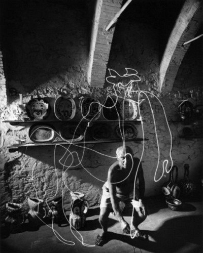 Pablo Picasso trổ tài vẽ hình Nhân Mã - 1 trong 12 cung hoàng đạo lơ lửng trong không gian bằng “chiếc bút ánh sáng”. Bức ảnh này được chụp ở một tỉnh Đông Nam nước Pháp năm 1950.