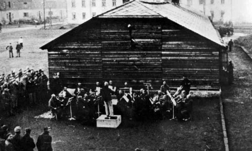 3. Một trong những đòn tra tấn tàn bạo của Đức quốc xã đối với tù nhân đó là dùng âm nhạc làm vũ khí tra tấn tâm lý. Cụ thể, khi một tù nhân đến trại tập trung, một dàn nhạc do các phạm nhân biểu diễn sẽ chơi những khúc nhạc lạc quan, vui vẻ và diễu hành tới nơi họ sẽ bị kết liễu cuộc đời.