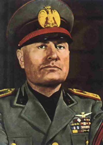 Mussolini được coi là cặp bài trùng của Hitler, đã đưa Italy vào khối liên minh phát xít với quốc trưởng Đức quốc xã và đẩy đất nước tham gia cuộc Chiến tranh thế giới 2 đẫm máu.