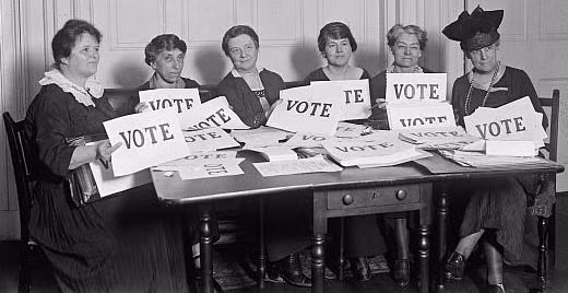 Vào thời điểm đó, hầu hết các nước không cho phép phụ nữ đi bỏ phiếu cũng như không phải toàn bộ công dân nam đều có quyền bầu cử. Tuy nhiên, tại Anh đã nổ ra phong trào đấu tranh, kêu gọi quyền bầu cử cho phụ nữ. Cuộc biểu tình diễn ra ở London, thu hút hàng trăm nghìn người. Do không được lãnh đạo chính quyền đồng ý nên những người biểu tình đã đập phá tài sản và tiếp tục đấu tranh trong hơn 1 thập kỷ.