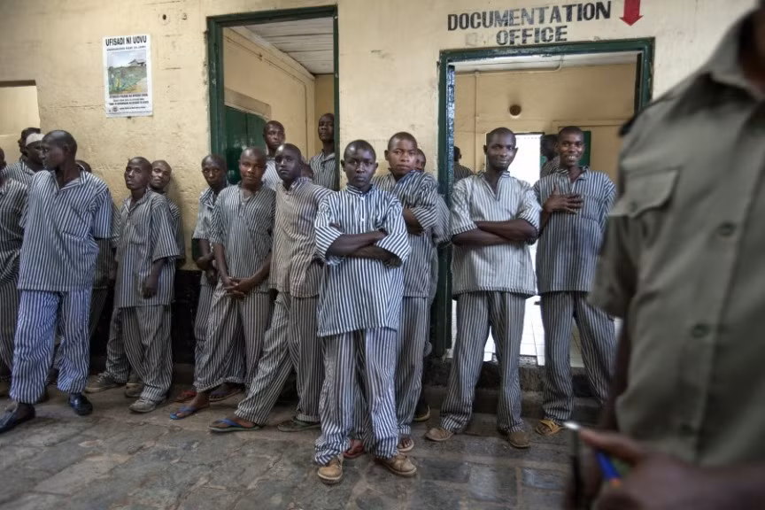 2. Nhà tù Kamiti ở Nairobi, Kenya được thiết kế với sức chứa 1.400 tù nhân. Tuy nhiên, trên thực tế, nhà tù này giam giữ khoảng 3.600 tù nhân. Nơi đây giam giữ nhiều tù nhân chính trị trong đó có lãnh đạo phe nổi dậy Dedan Kimathi.