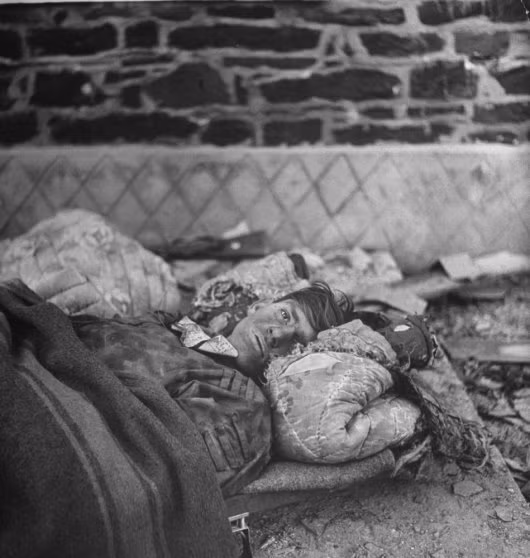 Một binh sĩ Đức bị thương nằm trên giường tạm bợ sau khi bị quân đồng minh bắt làm tù binh trong ngày đầu tiên diễn ra trận Bulge ngày 16/12/1944.