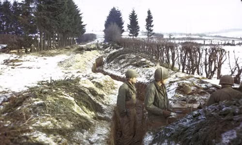 Binh sĩ Mỹ đào một đường hào dài ở phía Bắc khu rừng Ardennes. Ảnh chụp tháng 12/1944.