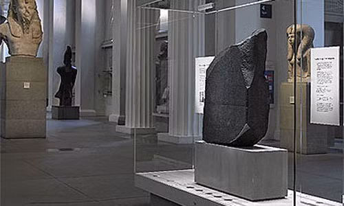 Bia đá này được đặt tên theo khu vực nơi nó được phát hiện ra vào năm 1799. Cụ thể, một binh sĩ Pháp đã phát hiện ra Rosetta khi xây dựng một pháo đài tại Rosetta - một thành phố ở Địa Trung Hải. Hiện cổ vật này được trưng bày tại Bảo tàng Anh.