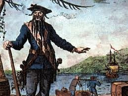 Trước khi trở thành cướp biển, Blackbeard từng được chính phủ giao nhiệm vụ chỉ huy tàu chuyên đi bắt tàu buôn của địch cho chính phủ Anh.