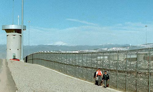 Một khi đã vào đây thì hầu như không có tù nhân nào có thể rời khỏi. Các tù nhân bị biệt giam trong xà lim 23 giờ/ngày, không tiếp xúc với bạn tù cũng như hạn chế giao tiếp với nhân viên nhà tù.