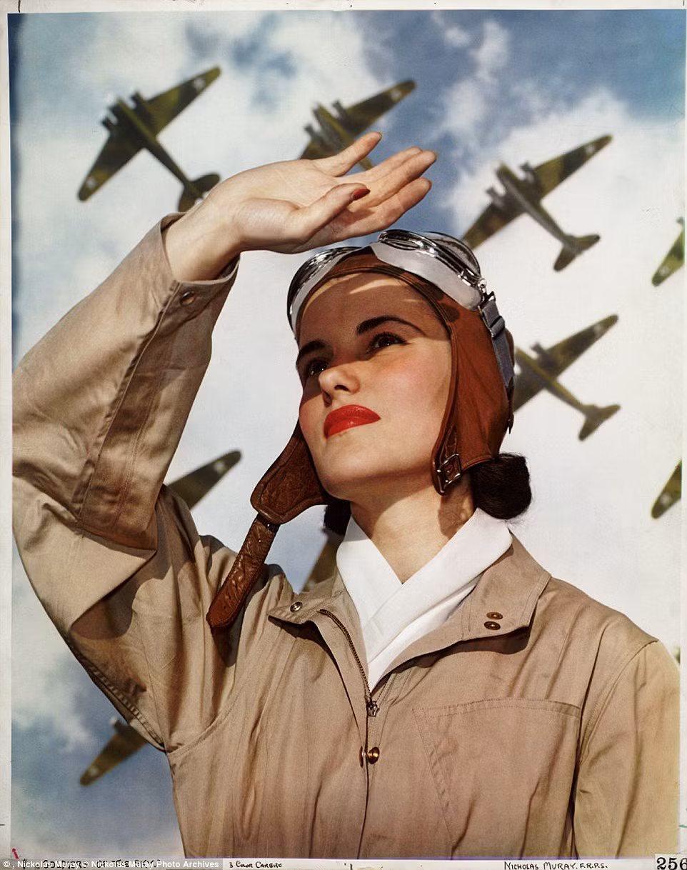 Bức ảnh có tên "Soldiers of the Sky" của nhiếp ảnh gia Nickolas Muray được thực hiện nhằm mục đích tuyên truyền của chính phủ Mỹ năm 1940. Nó cho thấy vai trò của phụ nữ trong chiến tranh.