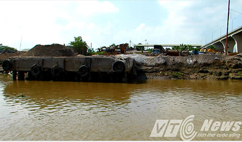 Không chỉ có vậy, ngay phía dưới chân cầu, xuất hiện một số con tàu ngang nhiên hút cát dưới lòng sông, giữa ban ngày mà không gặp sự ngăn chặn nào từ lực lượng chức năng. Cũng trên quốc lộ 10, tại khu vực chân cầu Kiền bắc qua sông Cấm (Hải Phòng), phía chân cầu thuộc phường Quán Toan (quận Hồng Bàng), cả hai bên được xây dựng cầu cảng đường thủy, bến bãi tập kết, kinh doanh vật liệu xây dựng khổng lồ, với hàng ngàn mét vuông. Thậm chí ngay dưới gầm cầu cũng được chiếm dụng làm nhà xưởng, tập kết, sản xuất vật liệu xây dựng.