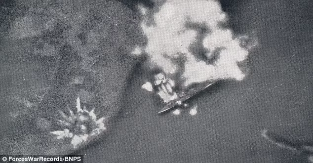 Ảnh chụp từ trên cao chiến hạm Tirpitz bị quân đồng minh ném bom tiêu diệt.