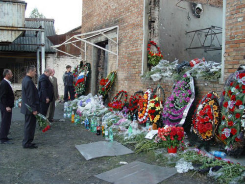 Sau 3 ngày cố gắng giải cứu các con tin, lực lượng chức năng đã cứu hộ thành công, tiêu diệt 30 quân ly khai. Tuy nhiên, theo CNN, hơn 330 nạn nhân thiệt mạng và khoảng 700 người khác bị thương. Đa số các nạn nhân đều là những trẻ nhỏ.