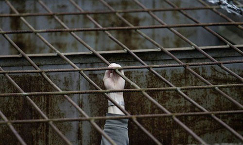 3. Nhà tù đảo Petak được mệnh danh là nhà tù Alcatraz của Nga là nơi giam giữ những tên tội phạm nguy hiểm và bạo lực nhất ở xứ sở bạch dương. Mỗi tù nhân thường bị biệt giam trong khoảng 22,5 giờ mỗi ngày. Thậm chí, tù nhân chỉ được gặp gỡ thân nhân 2 lần/năm.