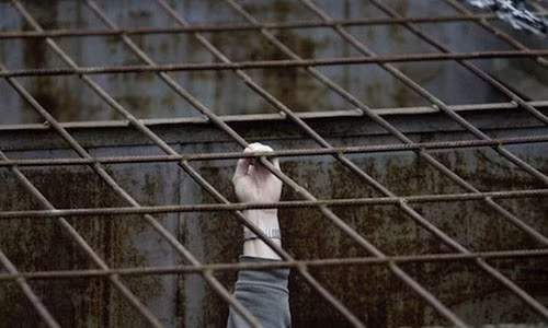 3. Nhà tù đảo Petak được mệnh danh là nhà tù Alcatraz của Nga là nơi giam giữ những tên tội phạm nguy hiểm và bạo lực nhất ở xứ sở bạch dương. Mỗi tù nhân thường bị biệt giam trong khoảng 22,5 giờ mỗi ngày. Thậm chí, tù nhân chỉ được gặp gỡ thân nhân 2 lần/năm.