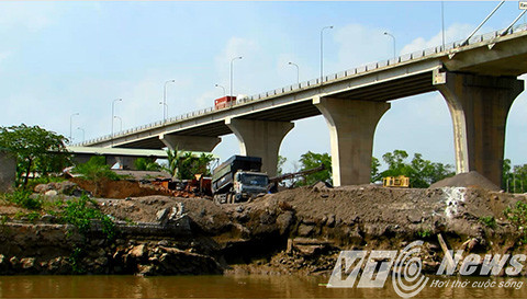 Việc xử lý các bến bãi này thuộc trách nhiệm của Thanh tra giao thông, Cảnh sát đường thủy và nhất là trách nhiệm của chính quyền địa phương trong việc quản lý, xử lý và giải tỏa những bến bãi vi phạm, hoặc không được cấp phép hoạt động. Câu hỏi đặt ra là vì sao những bến bãi này ngang nhiên tồn tại và hoạt động như vậy? Chính quyền địa phương chịu trách nhiệm đến đâu khi để những cây cầu đầu tư hàng trăm tỷ đồng bị xâm hại.