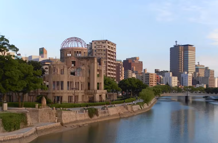 Khi đó, mái vòm này đã không bị sụp xuống do ảnh hưởng của vụ nổ bom nguyên tử. Hàng trăm nghìn người đã tử vong trong sự kiện hạt nhân này. Công trình này do kiến trúc sư Cộng hòa Séc thiết kế năm 1915. Đến năm 1996, mái vòm bom nguyên tử trên được UNESCO công nhận Di sản Thế giới.