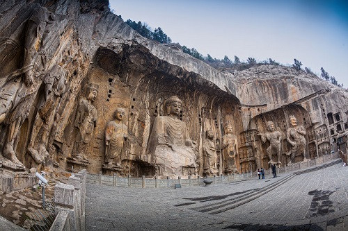 Lạc Dương, Trung Quốc là thành phố cổ có người sống liên tục lâu nhất ở khu vực châu Á. Nơi đây là 1 trong 7 địa danh từng được chọn làm kinh đô vào thời Trung Quốc cổ đại. Lạc Dương có bề dày lịch sử hơn 4.000 năm và hiện là nơi sinh sống của gần 7 triệu người.