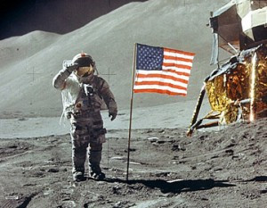 4. Tháng 7/1961, tàu vũ trụ Apollo 11 đã đưa 3 nhà du hành Neil Armstrong, Buzz Aldrin và Michael Collins đặt chân lên Mặt trăng.