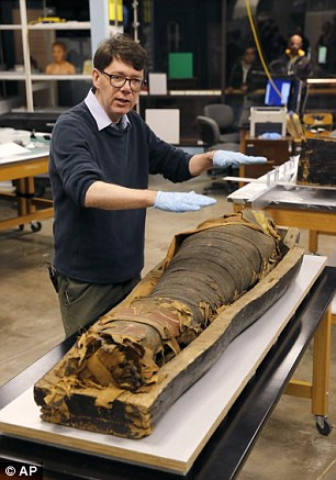 Minirdis là con trai của một linh mục có quyền năng to lớn. Xác ướp bé trai trên được bọc trong những tấm vải liệm màu vàng đã trở nên cũ kỹ, rách theo thời gian.