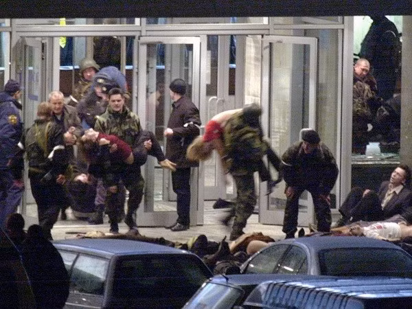 5. Ngày 23/10/2002, khoảng 50 tay súng thuộc lực lượng phiến quân Hồi giáo Chechnya đã mang theo vũ khí và thuốc nổ, xông vào Nhà hát Moskva tại thủ đô Moscow, Nga và bắt giữ hơn 900 người bao gồm khán giả và nhân viên làm con tin.