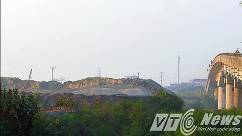 Không chỉ có vậy, các bến thủy nội địa hoạt động không phép tương đối nhiều, chưa thể thống kê đầy đủ. Các bến bãi này chủ yếu là kinh doanh vật liệu xây dựng, phức tạp nhất là tuyến sông Lạch Tray, sông Văn Úc, sông Cấm (đoạn từ chân cầu Kiền đến ngã ba Nống, giáp huyện Kinh Môn - Hải Dương). Việc xử lý các bến bãi kiểu này là cực kỳ khó khăn. Cách đây khoảng 4 năm, Cục đường thủy đã về xử lý nhưng vẫn không xuể. Đối với trách nhiệm của Cảng vụ đường thủy nội địa khu vực I thì chỉ làm công tác tuyên truyền, vận động, gia hạn cấp phép còn không có chức năng xử lý.