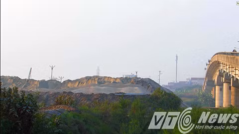 Không chỉ có vậy, các bến thủy nội địa hoạt động không phép tương đối nhiều, chưa thể thống kê đầy đủ. Các bến bãi này chủ yếu là kinh doanh vật liệu xây dựng, phức tạp nhất là tuyến sông Lạch Tray, sông Văn Úc, sông Cấm (đoạn từ chân cầu Kiền đến ngã ba Nống, giáp huyện Kinh Môn - Hải Dương). Việc xử lý các bến bãi kiểu này là cực kỳ khó khăn. Cách đây khoảng 4 năm, Cục đường thủy đã về xử lý nhưng vẫn không xuể. Đối với trách nhiệm của Cảng vụ đường thủy nội địa khu vực I thì chỉ làm công tác tuyên truyền, vận động, gia hạn cấp phép còn không có chức năng xử lý.