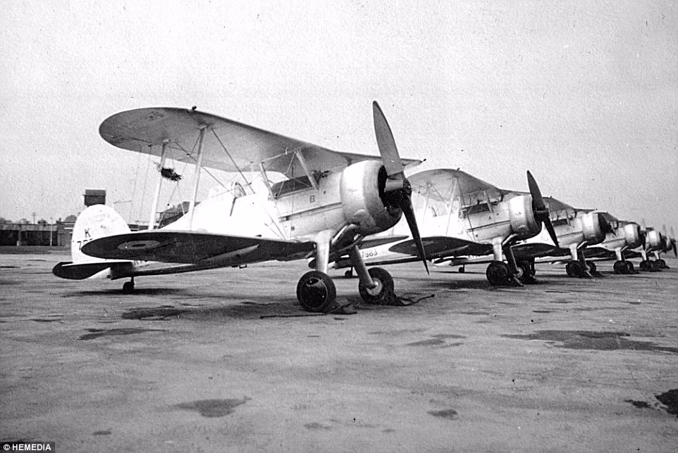Dàn máy bay Gladiator xếp hàng ngay ngắn và chuẩn bị sẵn sàng lên đường làm nhiệm vụ. Ảnh chụp năm 1937. Theo số lượng thống kê, 544 phi công RAF đã tử trận trong Chiến tranh thế giới 2.