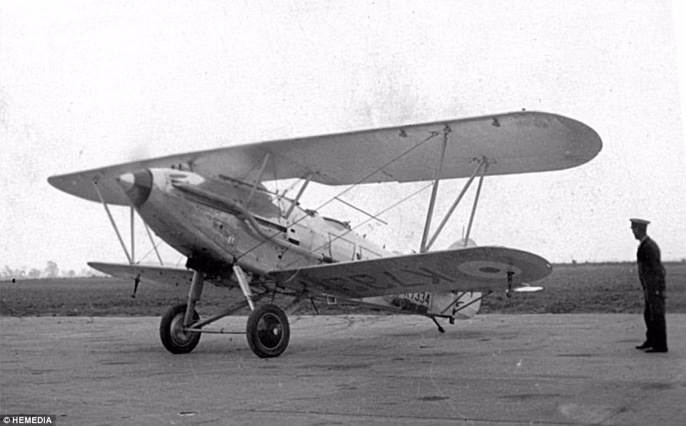 Trong suốt thời gian phục vụ trong RAF, chỉ huy không đoàn Morewood đã điều khiển 32 loại máy bay khác nhau khi làm nhiệm vụ. Trong ảnh là máy bay Audrax.