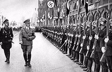 Bằng cách mở rộng ảnh hưởng của Đức ở Đông Âu, Hitler muốn đưa nước Đức trở thành một trong những siêu cường trên thế giới.