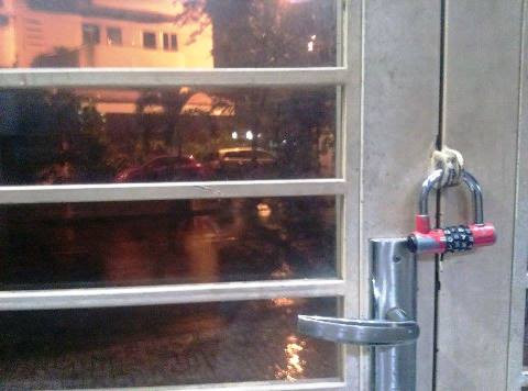 Khóa chặt cửa chặn gió lốc thổi vào.