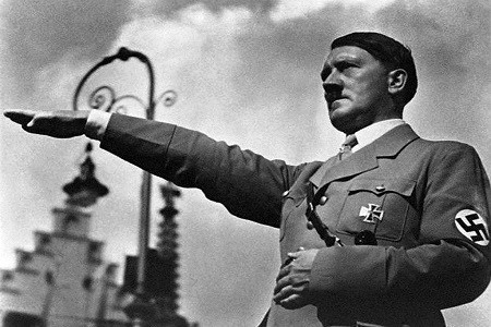 Hầu như vào mỗi đêm, Hitler sẽ xem một bộ phim nước ngoài bị cấm chiếu ở Đức tại rạp hát riêng của trùm phát xít.
