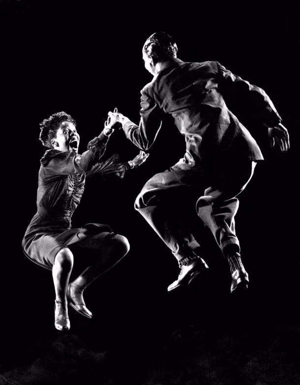 Vũ công chuyên nghiệp Willa Mae Ricker và Leon James biểu diễn điệu nhảy Lindy Hop. Bức ảnh này được đăng tải trên tạp chí LIFE số ra ngày 23/8/1943.