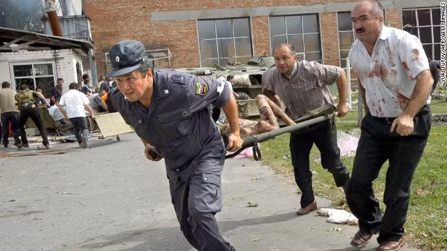 4. Ngày 1/9/2004, 32 tay súng thuộc nhóm vũ trang Ingush và lực lượng phiến quân Hồi giáo Chechnya đã đột nhập vào một ngôi trường tại huyện Beslan, Bắc Ossetia và nổ súng. Sau đó, chúng bắt khoảng 1.200 người làm con tin và giữ họ tại phòng thể dục cũng như dùng họ làm lá chắn sống.