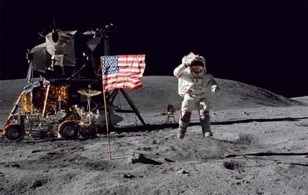 Neil A. Armstrong là nhà du hành vũ trụ NASA và người đàn ông đầu tiên đặt chân lên Mặt trăng Đây là một trong những sứ mệnh thành công của NASA trong lĩnh vực hàng không vũ trụ.