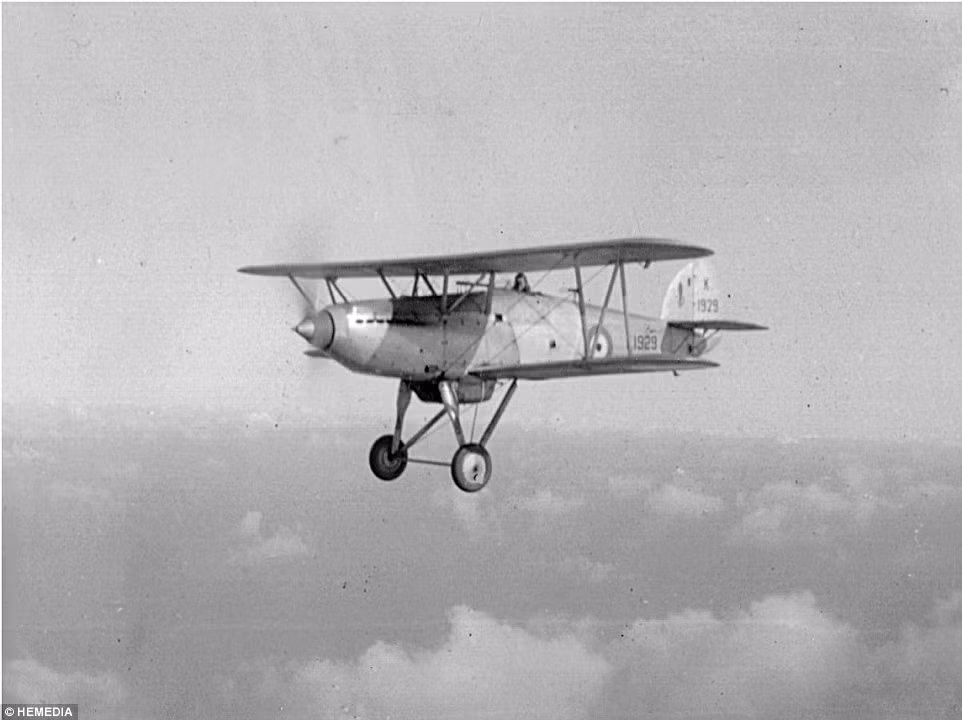 Chỉ huy không đoàn Morewood chụp ảnh máy bay tiêm kích phản lực 1 chỗ của RAF NĂM 1937.