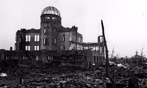 Mái vòm bom nguyên tử (Atomic Bomb Dome) là biểu tượng hòa bình của thành phố Hiroshima, Nhật Bản. Đây là một trong những công trình còn sót lại sau khi Mỹ ném bom nguyên tử xuống thành phố Hiroshima ngày 6/8/1945.
