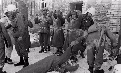 Binh sĩ Đức giơ tay đầu hàng quân Đồng minh trong trận Bulge.