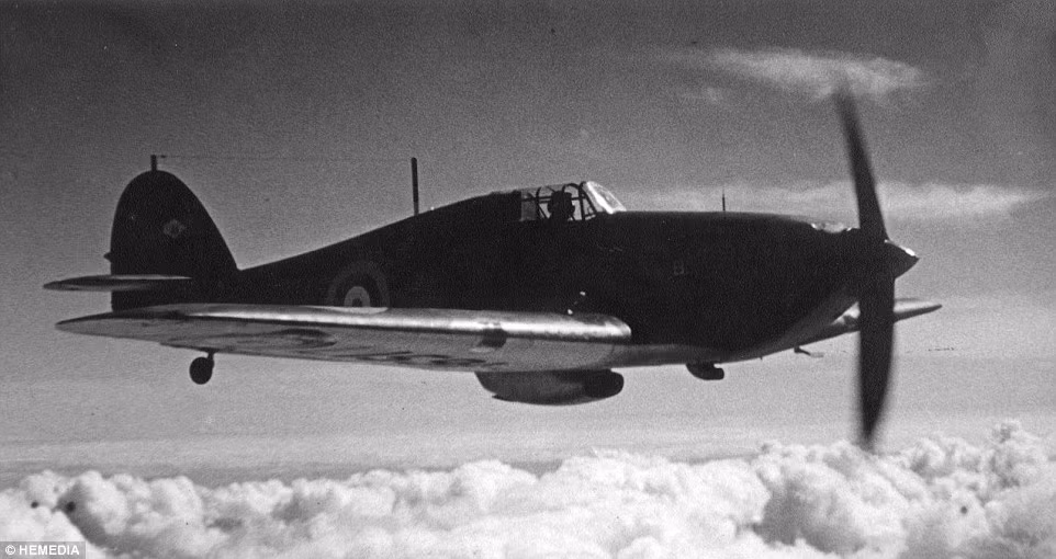 Ảnh chụp chỉ huy không đoàn Morewood trên máy bay Hawker Hurricane ngay sau khi Chiến tranh thế giới 2 nổ ra. Trước khi máy bay Hawker Hurricane được triển khai, phi công Anh chủ yếu sử dụng những cỗ chim sắt Gloster Gladiator.