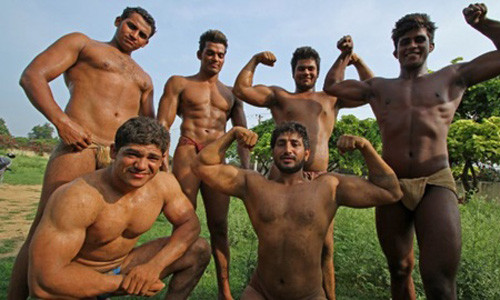 Đàn ông làng Asola-Fatehpur Beri được cho là có sức khỏe phi thường.