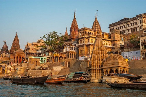 Varanasi còn được gọi là Benares, Ấn Độ là một trong những cái nôi của nền văn minh nhân loại. Người Hindu tin rằng thành phố được Thần Shiva thành lập và có lịch sử từ thế kỷ 12 TCN.