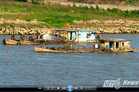 Hành lang cầu biến thành “ao nhà”. Tại cầu Khuể, cây cầu thuộc tỉnh lộ 354, bắc qua sông Văn Úc, nối liền giữa huyện Tiên Lãng với huyện An Lão, là tuyến đường huyết mạch nối các huyện phía Nam ngoại thành Hải Phòng vào trung tâm thành phố.