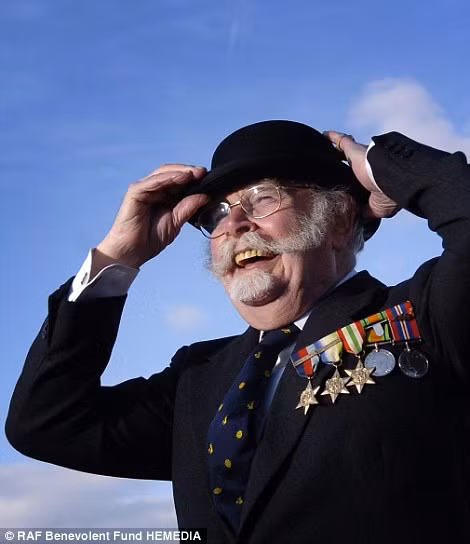 Chỉ huy không đoàn Morewood từng theo học ở Cao đẳng Nghệ thuật Edinburgh trước khi tham gia lực lượng Không quân hoàng gia Anh (RAF) theo lời khuyên của người chú. Khi gia nhập RAF năm 1935, ông Morewood 19 tuổi và nghỉ hưu năm 1957.