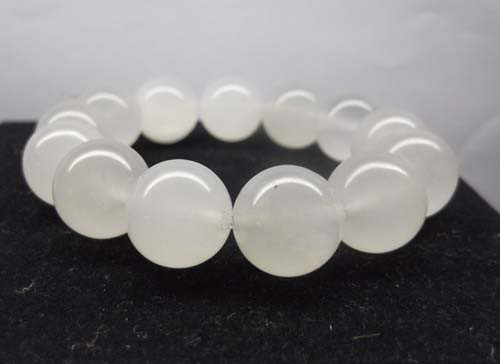 Loại đá quý hợp vận với người sinh ngày 11/12 là đá mặt trăng và ngọc trai.