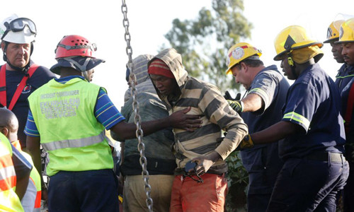 Công nhân được giải cứu thành công và đưa lên mặt đất.
