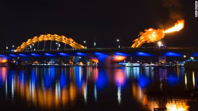 Hãng tin CNN của Mỹ cũng dành những mỹ từ ca ngợi Cầu Rồng có thể phun lửa và nước, là biểu tượng đặc sắc của thành phố Đà Nẵng đang vươn mình trỗi dậy.