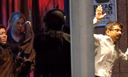 Một trong những nghi phạm là tay súng có tên Man Haron Monis, tự xưng là giáo sĩ của Nhà nước Hồi giáo (IS), có liên quan tới một vụ án mạng nhưng đang tại ngoại sau khi nộp khoản tiền bảo lãnh, đã khống chế ít nhất 13 con tin trong vòng 16 giờ trước khi họ được lực lượng chức năng giải cứu.