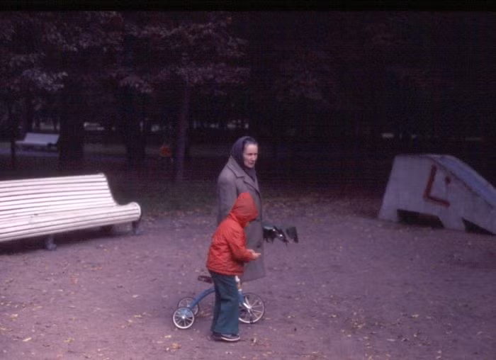 Hai bà cháu chơi ở công viên gần nhà.