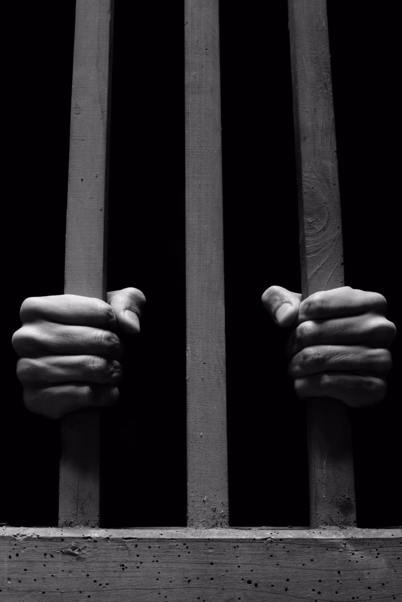 Nhốt nghi can vào không gian chật hẹp, tối tăm. CIA thường giam tù nhân trong các căn phòng chật chội trong khoảng thời gian dưới 2 giờ. Đối với những không gian lớn hơn, tù nhân sẽ bị giam cầm trong khoảng 18 giờ.