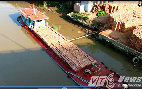 Tại cầu Kiến An, bắc qua sông Lạch Tray, nối quận Kiến An và huyện An Dương, ngay phía chân cầu cũng mọc lên một bến bãi tập kết gạch xây dựng. Gạch được vận chuyển từ tàu lên bãi, sau đó được vận chuyển bằng xe tải đi tiêu thụ. Cơ quan chức năng nói gì? Trao đổi với PV VTC News, ông Văn Trọng Dũng - Phó Giám đốc Cảng vụ Đường thủy nội địa khu vực I cho biết, 100% các bến bãi hoạt động tại các chân cầu vi phạm hành lang an toàn bảo vệ cầu đều là những bến bãi hoạt động trái phép.